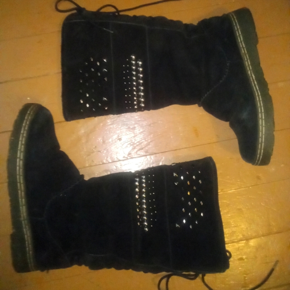 BearPaw Black suede boots